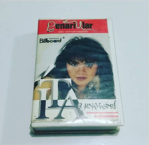 Ita teman Nike Ardilla yang ikut tour Eropa berbagai sumber