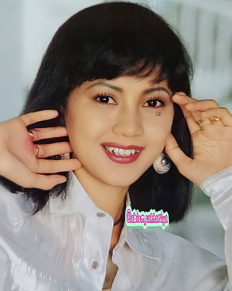 Ita teman Nike Ardilla yang ikut tour Eropa berbagai sumber