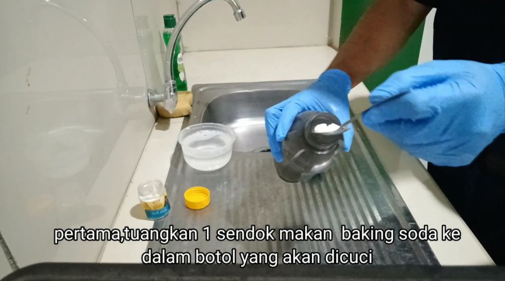 Hanya dengan dua bahan, ini trik basmi bau tak sedap di botol minum