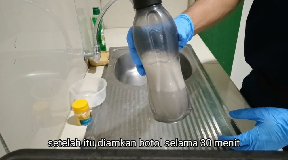 Hanya dengan dua bahan, ini trik basmi bau tak sedap di botol minum