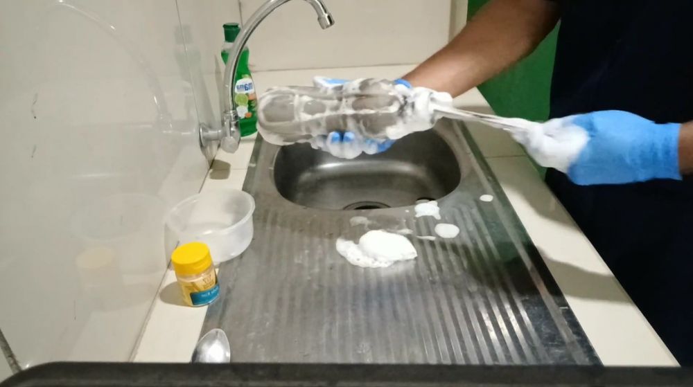Hanya dengan dua bahan, ini trik basmi bau tak sedap di botol minum