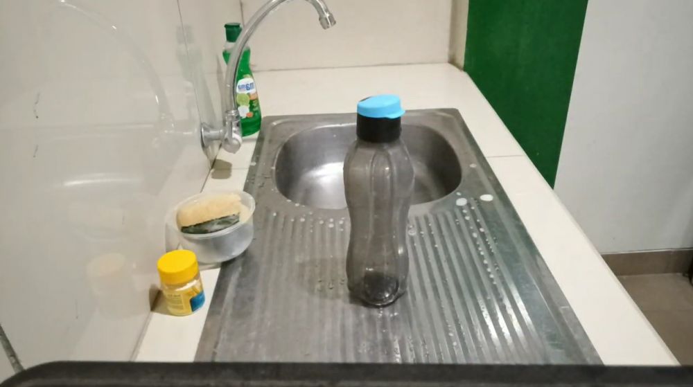 Hanya dengan dua bahan, ini trik basmi bau tak sedap di botol minum