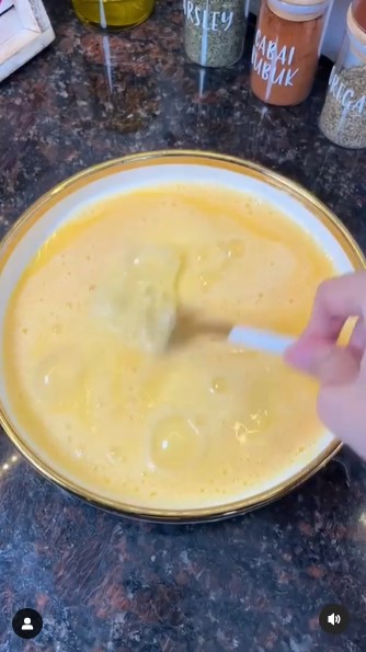 Tanpa tambahan tepung maizena, ini trik bikin adonan jamur enoki goreng krispi hingga berjam-jam