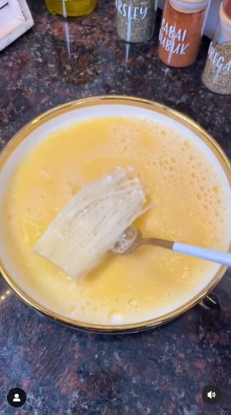 Tanpa tambahan tepung maizena, ini trik bikin adonan jamur enoki goreng krispi hingga berjam-jam