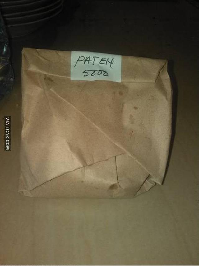11 Tulisan lucu di bungkus kertas makanan ini bikin pembeli 'mak deg'