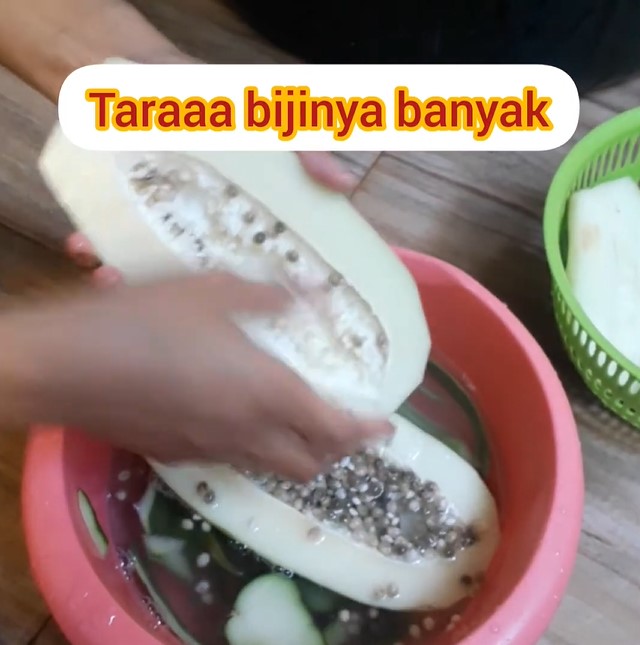 Trik mudah mengupas pepaya muda agar getahnya hilang, tak ada lagi sensasi gatal di tangan