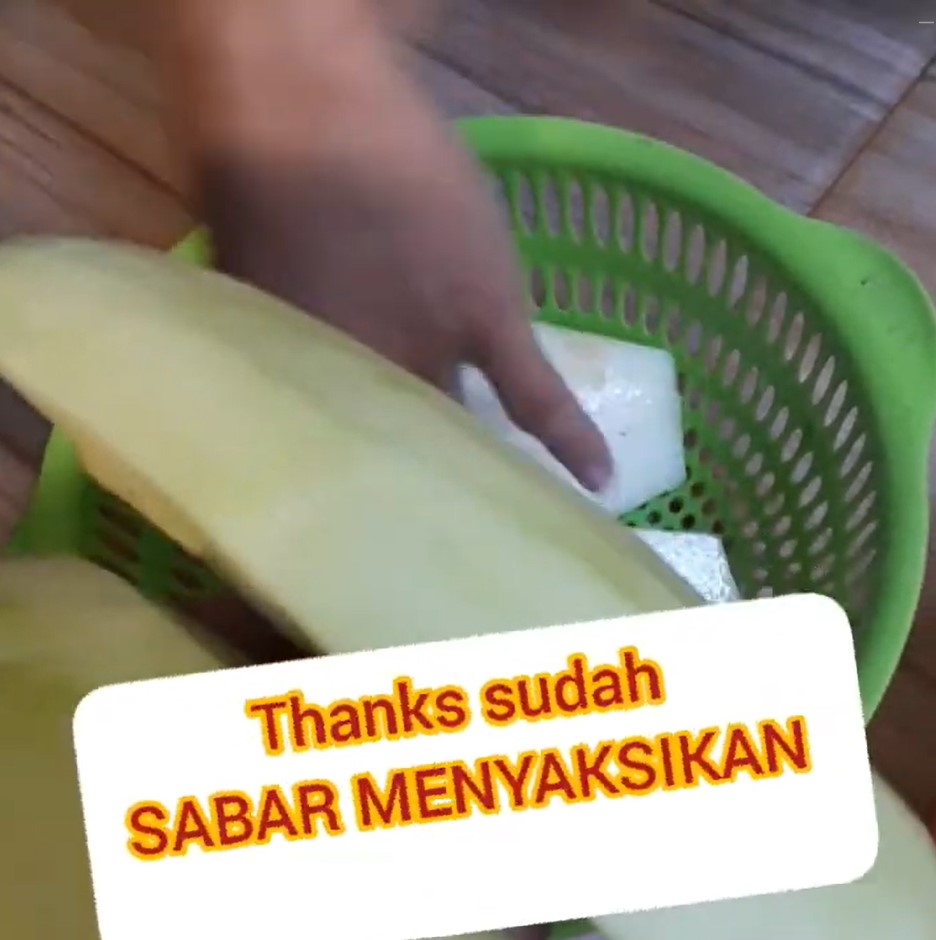 Trik mudah mengupas pepaya muda agar getahnya hilang, tak ada lagi sensasi gatal di tangan