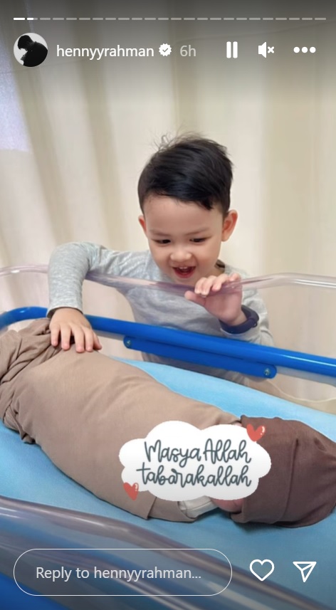 momen henny rahman melahirkan anak pertamanya © berbagai sumber
