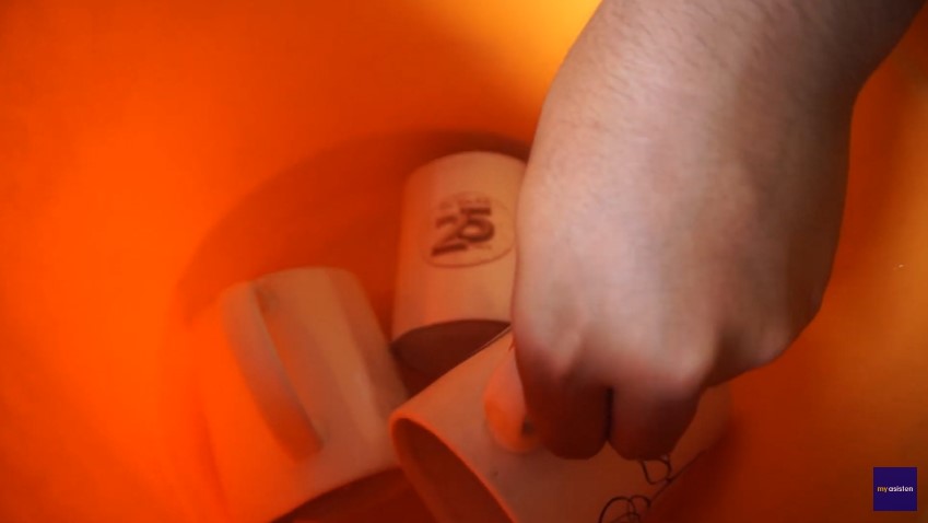 Tanpa sitrun atau cuka, ini cara sederhana bersihkan noda membandel di gelas keramik