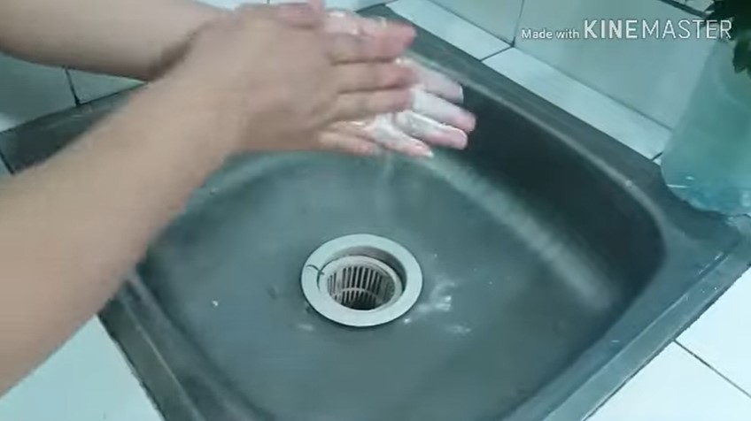 Bukan pakai sabun, ini trik menghilangkan bau bawang yang menempel di tangan