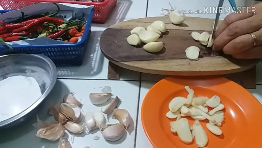 Bukan pakai sabun, ini trik menghilangkan bau bawang yang menempel di tangan
