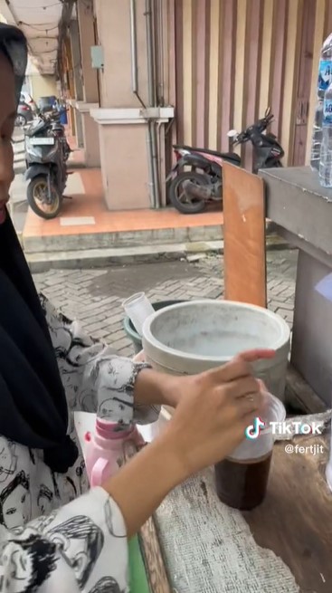 Cara pedagang kaki lima bikin kopi ini kreatif abis, hasilnya bak americano di kafe