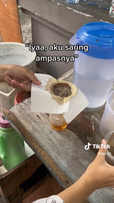 Cara pedagang kaki lima bikin kopi ini kreatif abis, hasilnya bak americano di kafe
