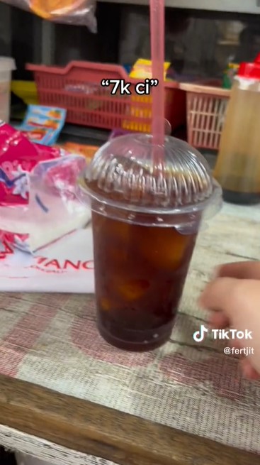 Cara pedagang kaki lima bikin kopi ini kreatif abis, hasilnya bak americano di kafe