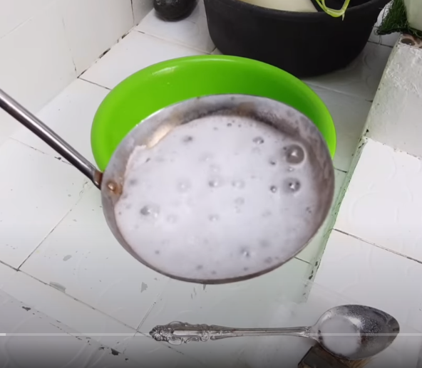 Cuma pakai dua bahan dapur, ini cara cepat membersihkan karat pada sendok dan garpu