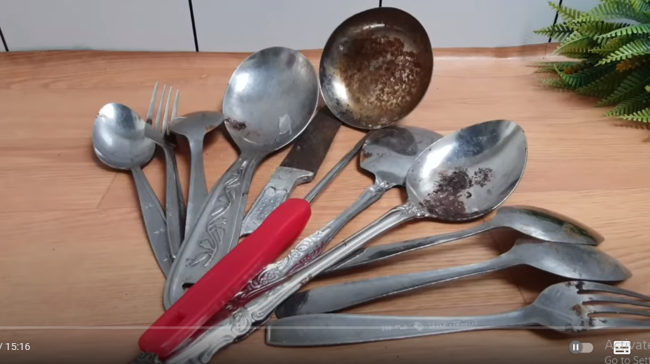 Cuma pakai dua bahan dapur, ini cara cepat membersihkan karat pada sendok dan garpu