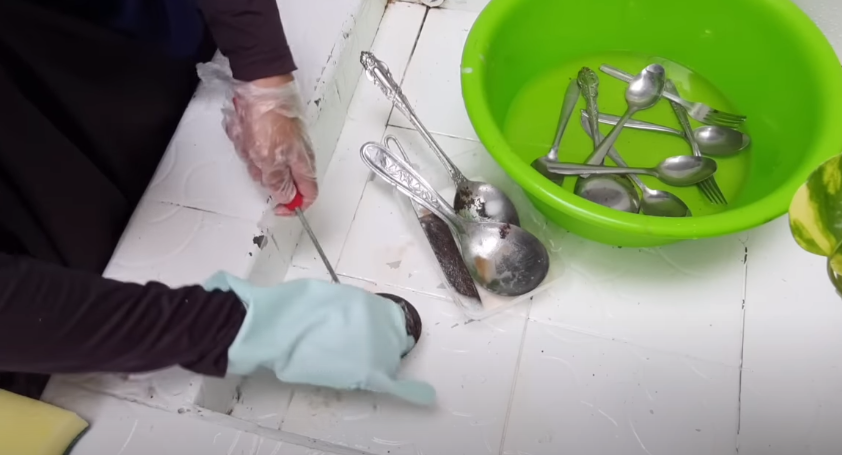 Cuma pakai dua bahan dapur, ini cara cepat membersihkan karat pada sendok dan garpu