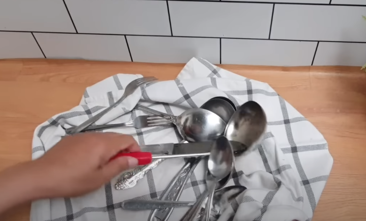 Cuma pakai dua bahan dapur, ini cara cepat membersihkan karat pada sendok dan garpu
