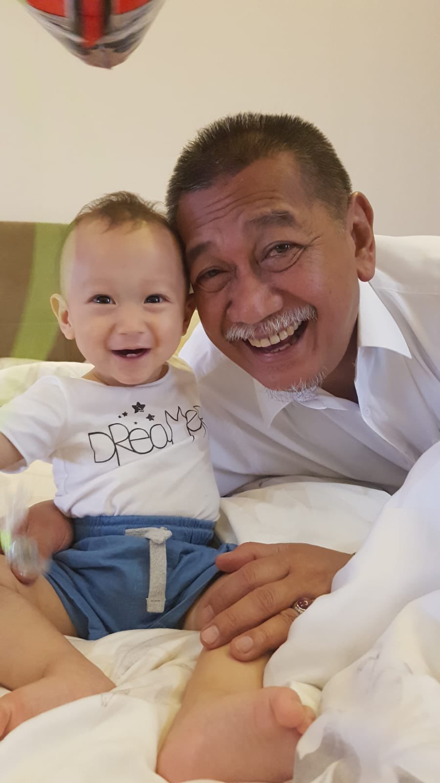 Deddy Mizwar momong cucu berbagai sumber Deddy Mizwar momong cucu berbagai sumber