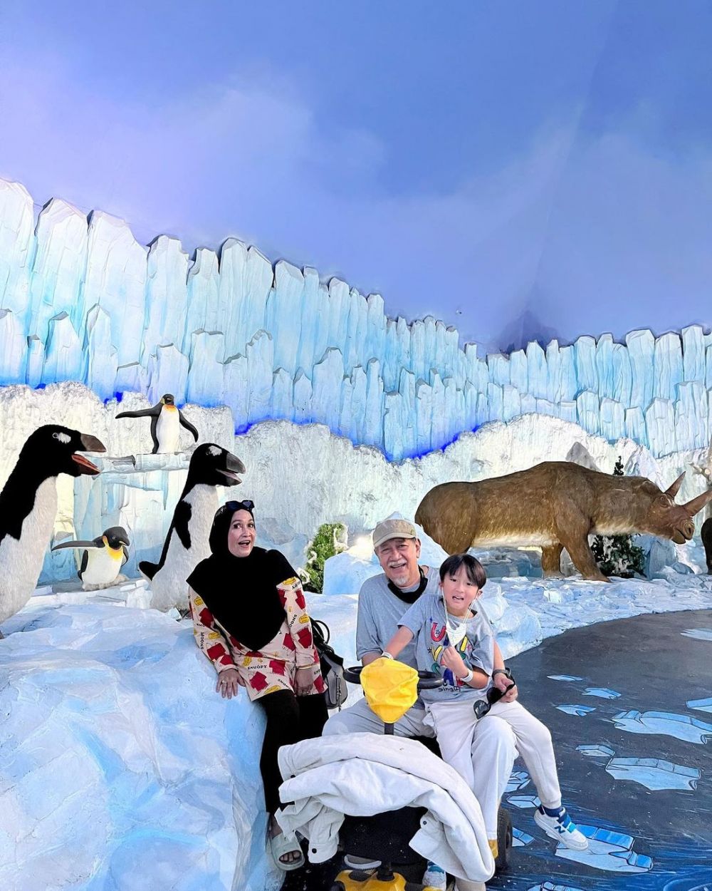 Deddy Mizwar momong cucu berbagai sumber Deddy Mizwar momong cucu berbagai sumber