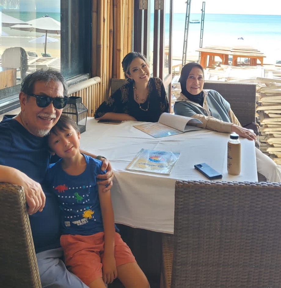 Deddy Mizwar momong cucu berbagai sumber Deddy Mizwar momong cucu berbagai sumber