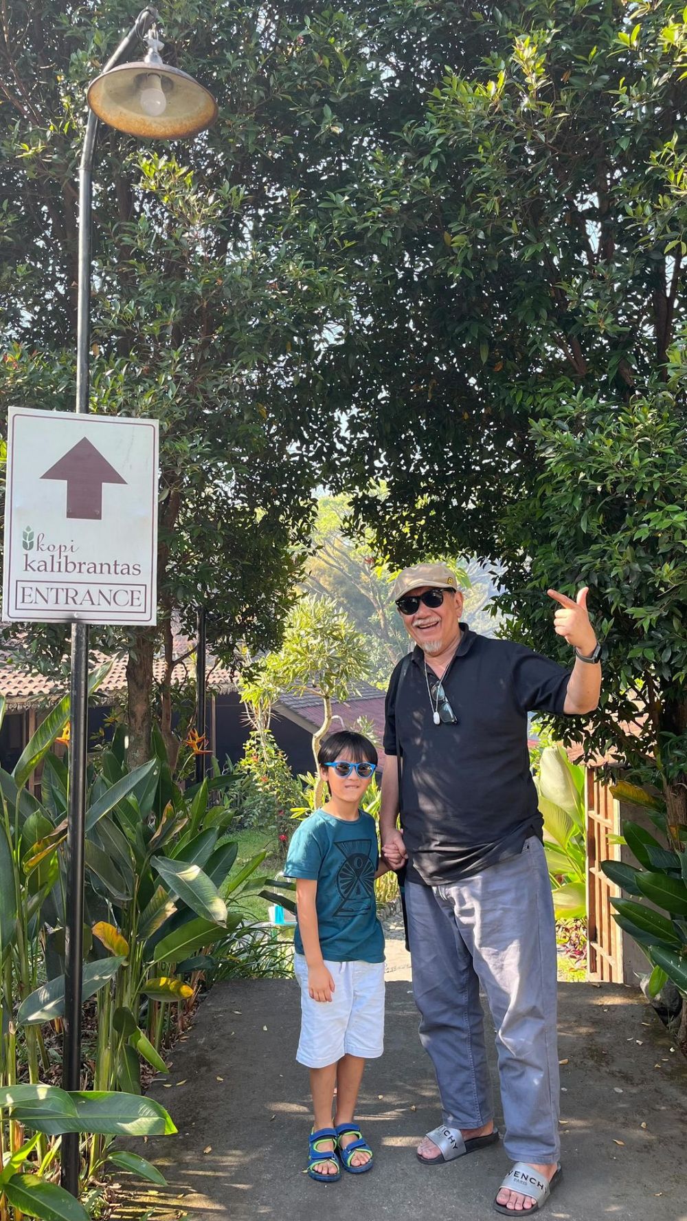 Deddy Mizwar momong cucu berbagai sumber Deddy Mizwar momong cucu berbagai sumber