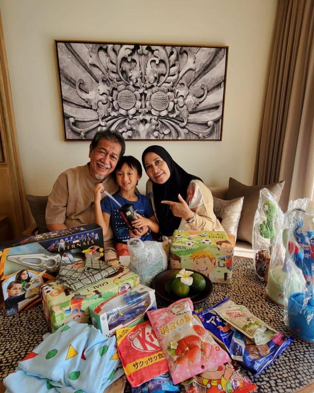 Deddy Mizwar momong cucu berbagai sumber Deddy Mizwar momong cucu berbagai sumber