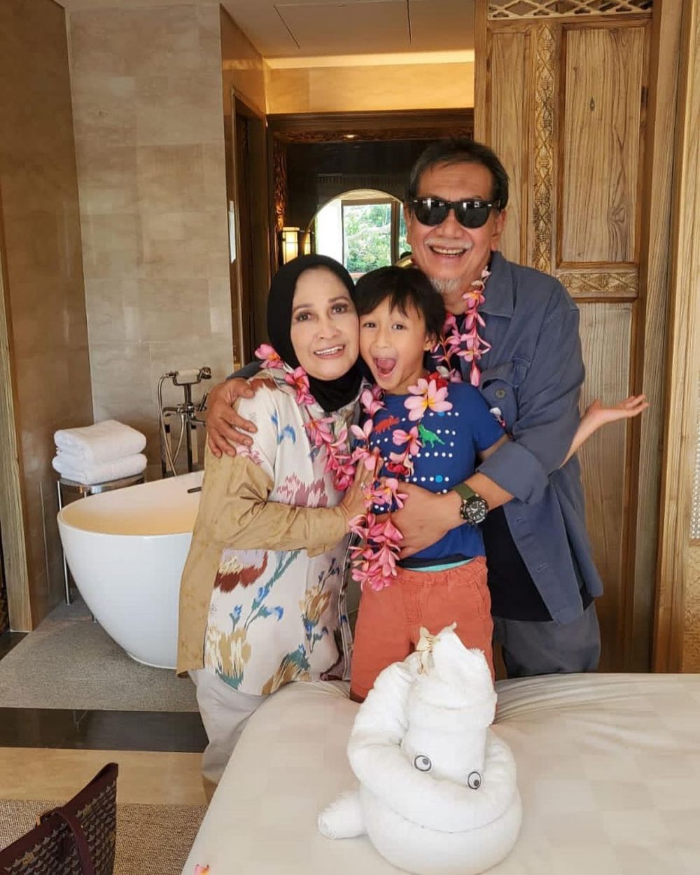 Deddy Mizwar momong cucu berbagai sumber Deddy Mizwar momong cucu berbagai sumber