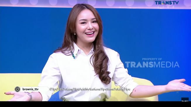 amanda manopo jadi presenter berbagai sumber