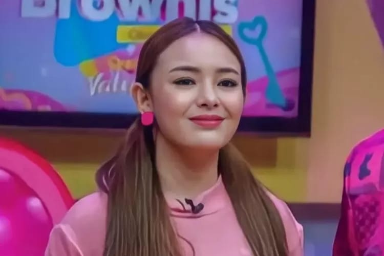 amanda manopo jadi presenter berbagai sumber