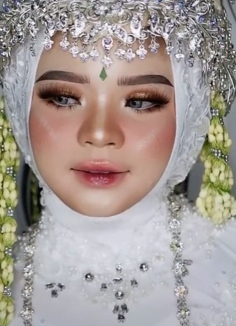 Cewek dengan kulit kusam dirias MUA jadi pengantin Sunda © 2023 brilio.net Cewek dengan kulit kusam dirias MUA jadi pengantin Sunda © 2023 brilio.net