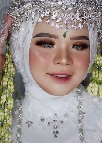 Wanita dengan kulit sawo matang ini dirias MUA jadi pengantin Sunda, hasil akhirnya bak barbie