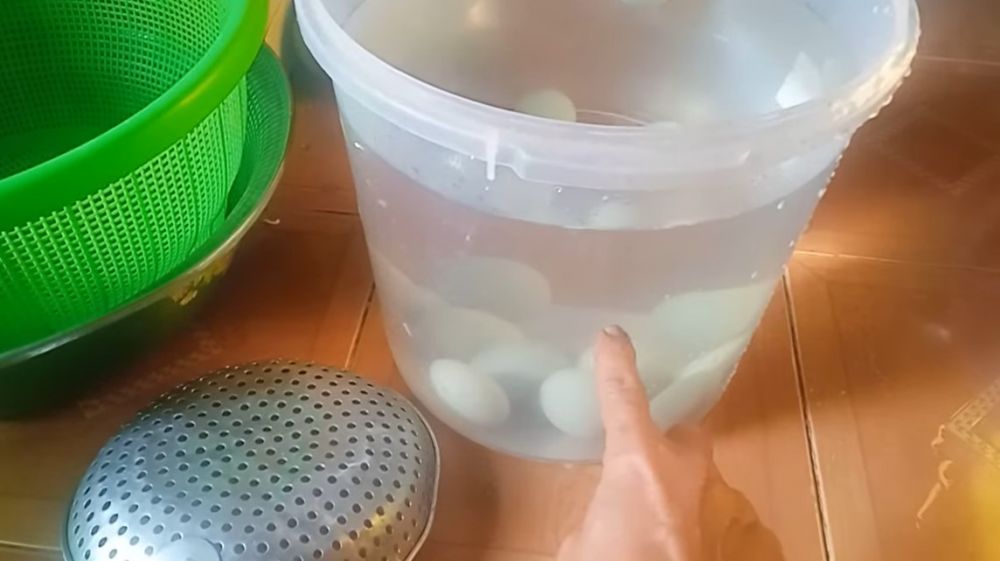 Trik mengurangi rasa asin berlebih pada telur asin, dijamin lebih enak