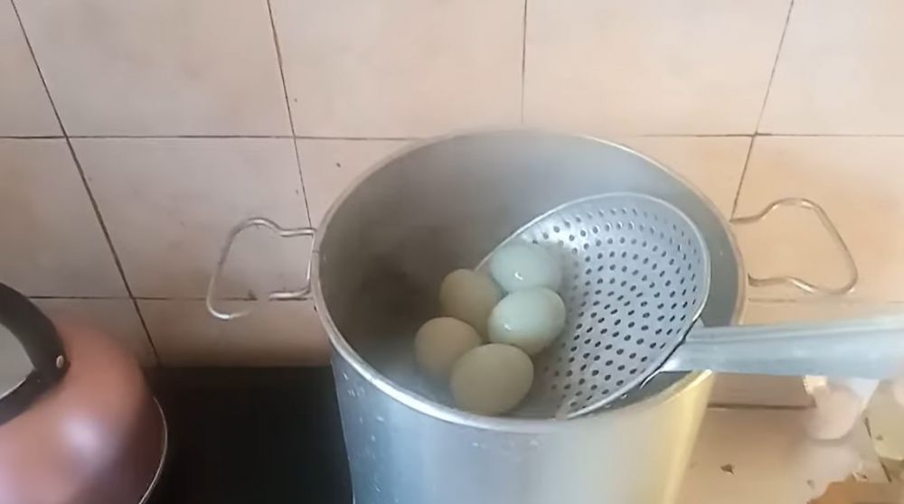 Trik mengurangi rasa asin berlebih pada telur asin, dijamin lebih enak