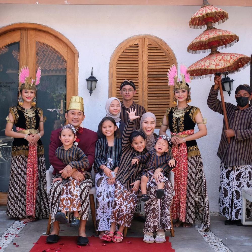 Pengganti Christy Jusung di Lorong Waktu kini jadi ibu 6 anak, intip 11 potretnya saat momong anak