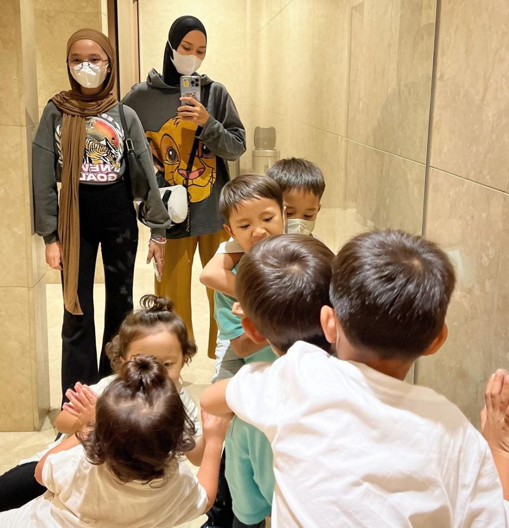 sabrina lorong waktu asuh anak berbagai sumber