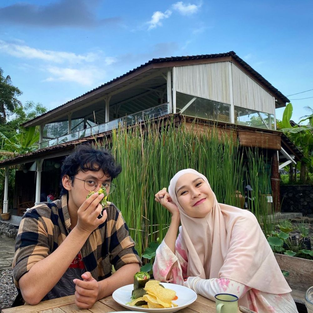 sabrina lorong waktu asuh anak berbagai sumber