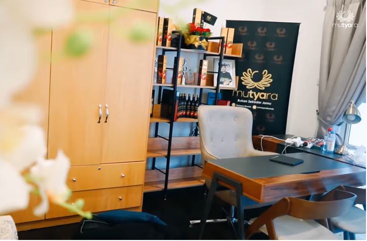 rumah mewah anak Kang Bahar berbagai sumber