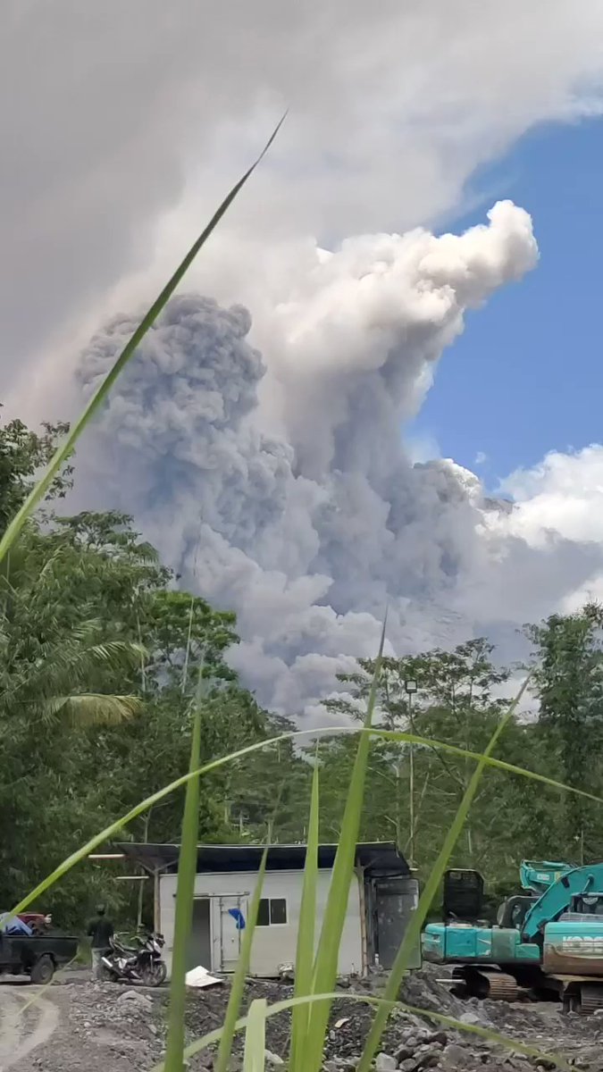 erupsi gunung merapi © twitter erupsi gunung merapi © twitter