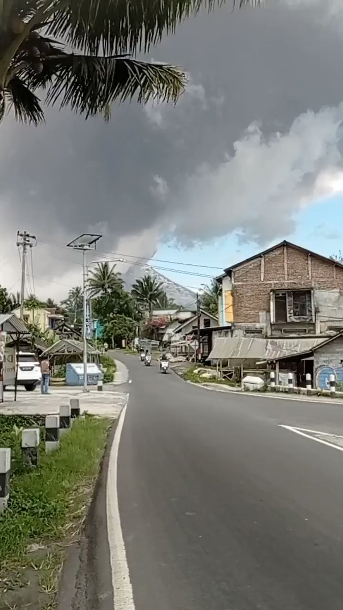 erupsi gunung merapi © twitter erupsi gunung merapi © twitter