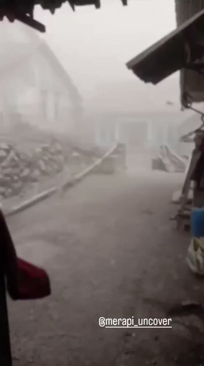 erupsi gunung merapi © twitter erupsi gunung merapi © twitter