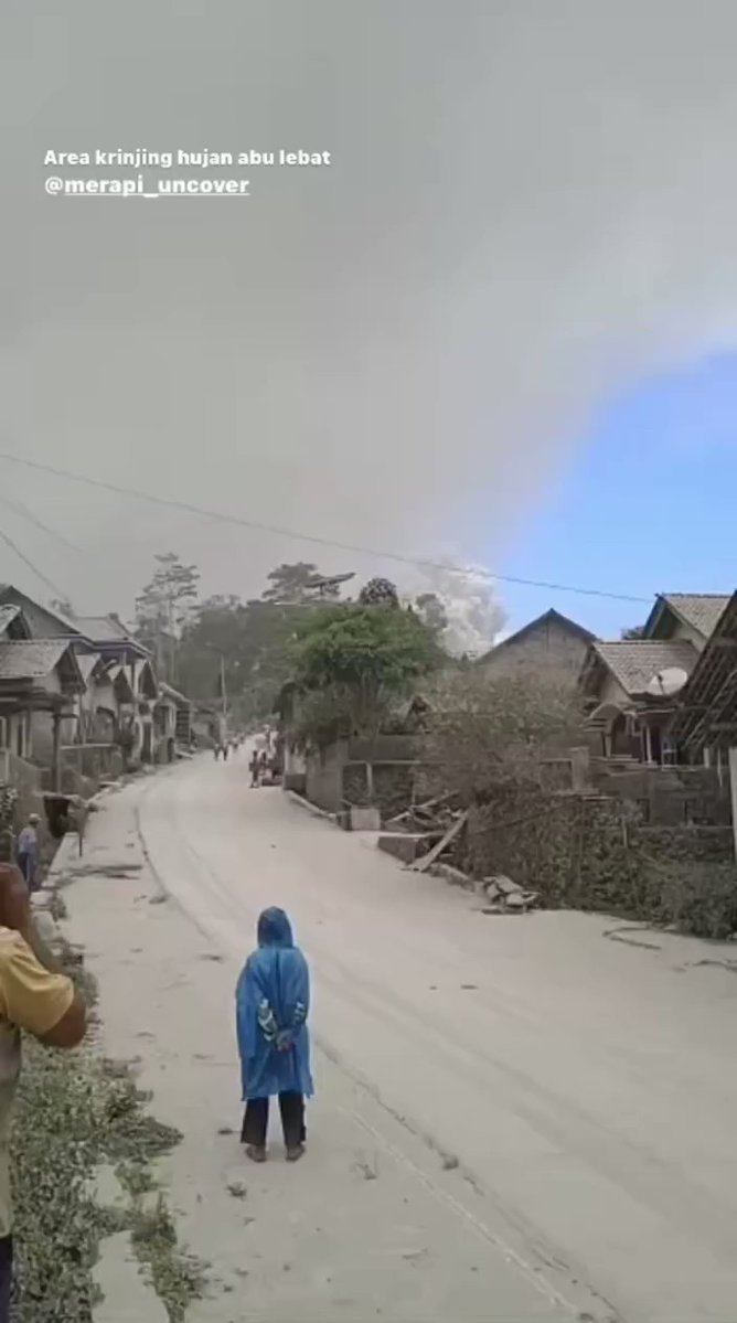 9 Penampakan erupsi Gunung Merapi, kondisi terasa seperti malam tertutup abu
