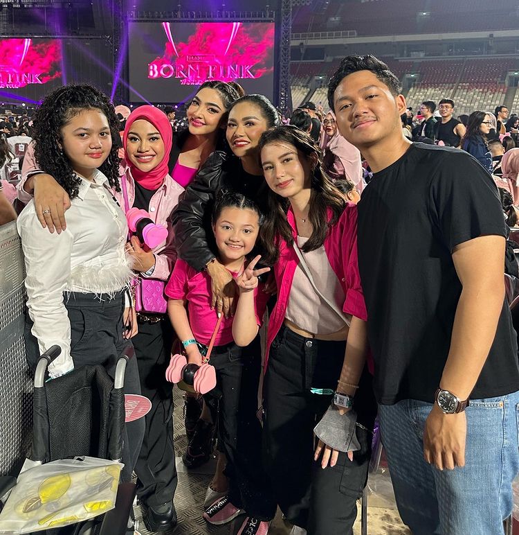 gaya seleb nonton BLACKPINK © berbagai sumber gaya seleb nonton BLACKPINK © berbagai sumber