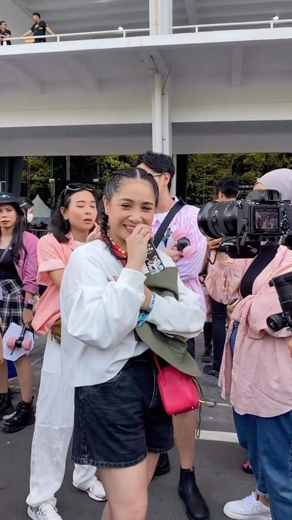 gaya seleb nonton BLACKPINK © berbagai sumber gaya seleb nonton BLACKPINK © berbagai sumber