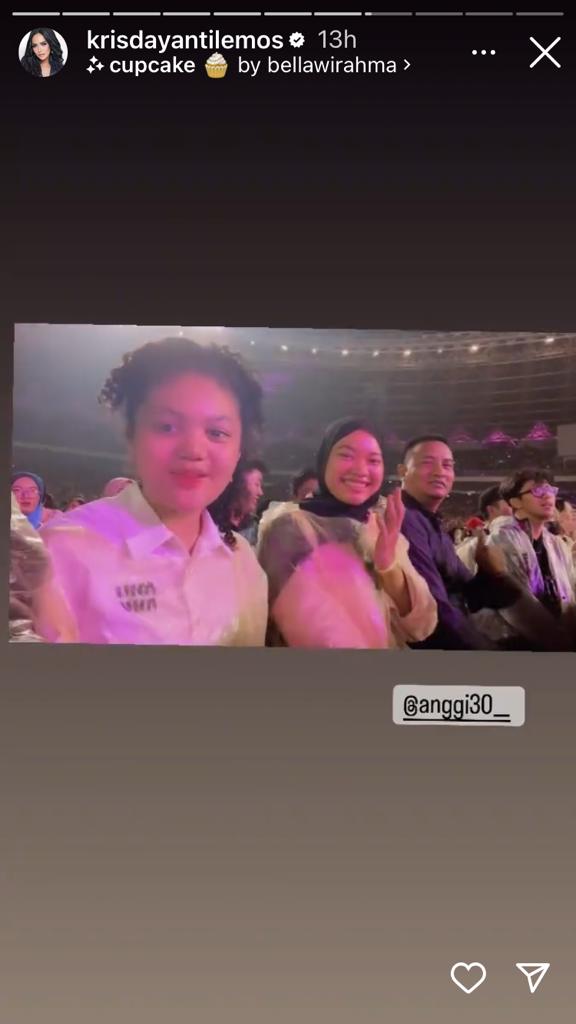Krisdayanti nonton BLACKPINK bareng baby sitter dan ajudan © Instagram/@krisdayantilemos Krisdayanti nonton BLACKPINK bareng baby sitter dan ajudan © Instagram/@krisdayantilemos