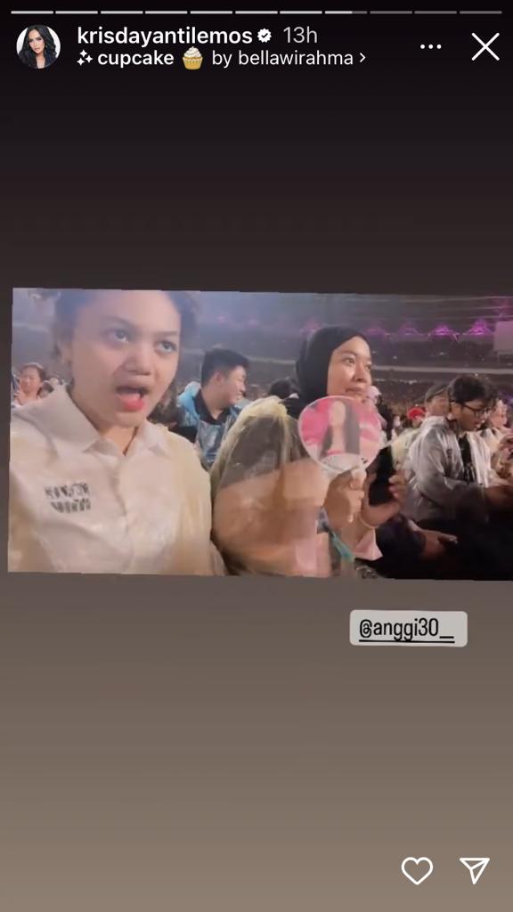 Krisdayanti nonton BLACKPINK bareng baby sitter dan ajudan © Instagram/@krisdayantilemos Krisdayanti nonton BLACKPINK bareng baby sitter dan ajudan © Instagram/@krisdayantilemos