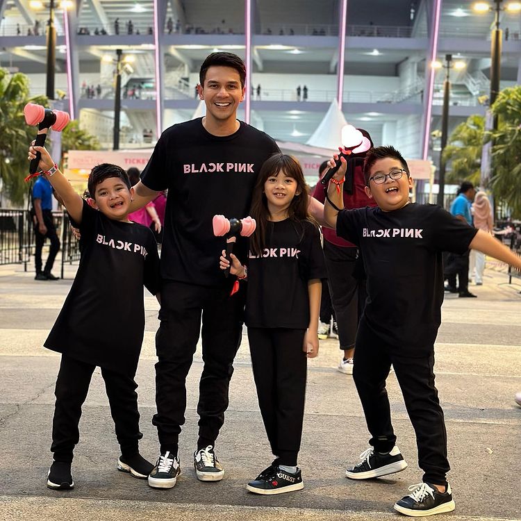 Gaya 10 anak seleb nonton konser BLACKPINK, Mikhayla tampil modis bak model bareng Nia Ramadhani