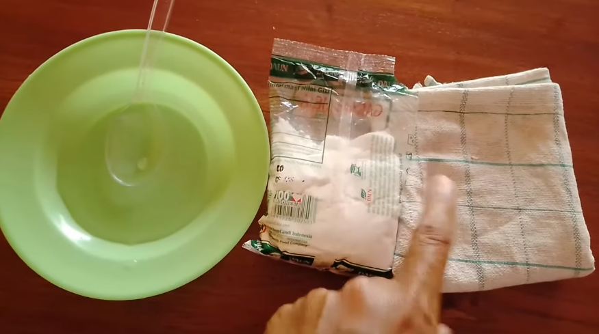 Cuma pakai dua bahan dapur, ini cara mudah mengusir lalat di meja makan