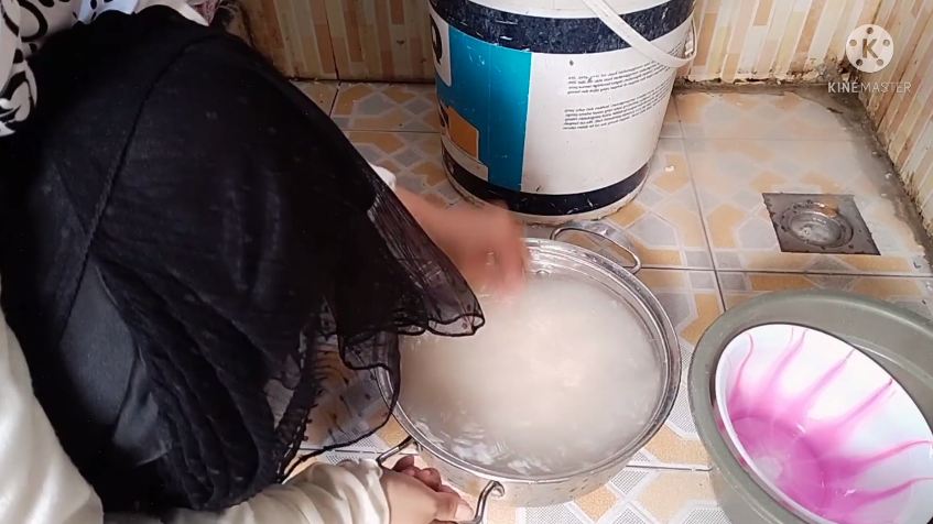 Pakai satu bahan dapur, ini trik praktis menghilangkan kerikil di beras