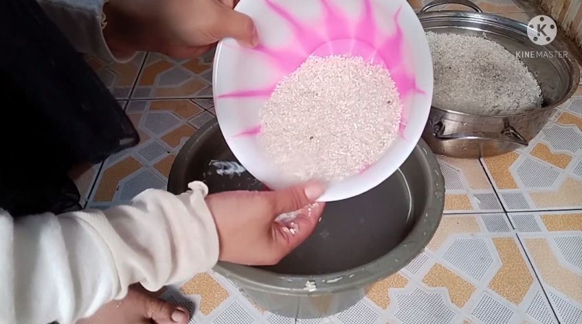 Pakai satu bahan dapur, ini trik praktis menghilangkan kerikil di beras